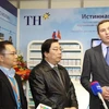 Phó Thống đốc tỉnh Moskva Denis Butsaev (phải) và ông Nguyễn Thanh Sơn, Đại sứ Việt Nam tại Nga (giữa) thăm gian hàng của TH True Milk. (Nguồn: Vietnam+) 