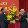 Bí Thư Thành ủy Hà Nội Phạm Quang Nghị tặng hoa giáo sư Vũ Khiêu. (Ảnh: Đinh Thị Thuận/TTXVN)
