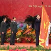 Chủ tịch nước Trương Tấn Sang gắn Huân chương Độc lập hạng Nhất lên Cờ truyền thống của ngành Thanh tra Việt Nam. (Ảnh: Nguyễn Khang/TTXVN)