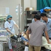 Bệnh nhân đang được điều trị tích cực tại Khoa Cấp cứu, Bệnh viện Đa khoa tỉnh Ninh Bình. (Ảnh: Đức Phương/TTXVN)