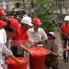 Trung ương Hội Chữ thập Đỏ Việt Nam trao quà cho đồng bào vùng lũ. Ảnh minh họa. (Ảnh: Đoàn Hữu Trung/TTXVN)