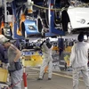 Công nhân làm việc trong một nhà máy sản xuất xe ôtô ở Pháp. (Nguồn: AFP/TTXVN)