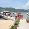 Du khách quốc tế thăm Vịnh Nha Phu, Nha Trang. (Ảnh: Đình Huệ/TTXVN)