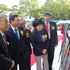 Đại sứ Việt Nam tại Hàn Quốc Phạm Hữu Chí (đứng thứ 2 từ trái sang) và bà Baek Chung hee, Phó thị trưởng Thành phố Daejeon tham quan triển lãm. (Ảnh: Vũ Toàn-Phạm Duy/Vietnam+) 