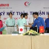 Lễ ký kết hợp tác dự án học bổng "Canon - Chắp cánh nhân tài” năm 2014. (Ảnh: Ngọc Anh/Vietnam+)