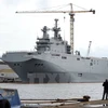 Tàu Mistral ngoài khơi Saint-Nazaire, Tây Bắc nước Pháp. (Ảnh: AFP/TTXVN)