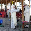 Nhân viên y tế Sierra Leone chăm sóc bệnh nhân nhiễm Ebola. (Nguồn: AFP/TTXVN)