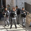 Cảnh sát Israel tuần tra tại lối vào khu thành cổ ở Đông Jerusalem. (Nguồn: AFP/TTXVN)