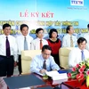 Tổng Giám đốc TTXVN Nguyễn Đức Lợi và Chủ tịch UBND thành phố Đà Nẵng Huỳnh Đức Thơ ký kết thỏa thuận hợp tác. (Ảnh: Trần Lê Lâm/TTXVN)