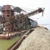 Tàu VP13 bị cảnh sát phát hiện khai thác và bán cát trái phép trên sông Hồng (Ảnh: PV/Vietnam+)
