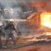 Công nhân đang làm việc tại một nhà máy gang thép. (Ảnh minh họa: Nguyễn Thắng/TTXVN)