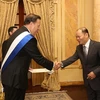 Đại sứ Việt Nam tại Panama Vũ Ngọc Minh trình quốc thư lên Tổng thống Juan Carlos Varela. (Nguồn: Đại sứ quán Việt Nam tại Panama)