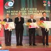 Chủ tịch Mặt trận Tổ quốc Việt Nam Nguyễn Thiện Nhân đã trao Huân chương Lao động hạng Ba cho Bệnh viện Thống Nhất và ba cá nhân. (Ảnh: Thanh Vũ/Vietnam+) 