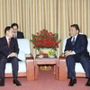 Thứ trưởng Bộ Ngoại giao Lê Hoài Trung (bên trái) chúc mừng Đại sứ đặc mệnh toàn quyền Vương quốc Campuchia tại Việt Nam Hul Phany. (Ảnh: An ĐăngTTXVN) 