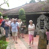 Du khách nước ngoài tham quan nhà cổ ông Kiệt tại Làng cổ Đông Hòa Hiệp, Tiền Giang. (Ảnh: Minh Trí/TTXVN)