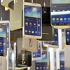 Các mẫu điện thoại thông minh của Samsung được giới thiệu tại trụ sở của hãng ở thủ đô Seoul, Hàn Quốc. (Nguồn: AFP/TTXVN) 