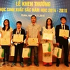 Đại sứ Việt Nam tại Cộng hòa Séc Trương Mạnh Sơn (bên phải) trao giấy khen và phần thưởng cho các em học sinh. (Ảnh: Ngọc Mai/TTXVN) 