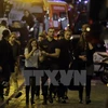 Lực lượng cứu hộ sơ tán người dân khỏi hiện trường vụ nổ ở nhà hàng trên phố số 10, thủ đô Paris. (Nguồn: AFP/TTXVN)