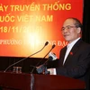 Chủ tịch Quốc hội Nguyễn Sinh Hùng phát biểu tại Ngày hội Đại đoàn kết phường Trần Hưng Đạo. (Ảnh: Nguyễn Dân/TTXVN) 