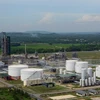 Khu bể chứa sản phẩm của Nhà máy lọc dầu Dung Quất. (Ảnh: Huy Hùng/TTXVN)