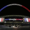 Sân vận động Wembley được thắp sáng bằng ba màu cờ Pháp để chia sẻ với các nạn nhân trong vụ khủng bố tại Paris. (Nguồn: Getty Images) 