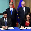 Bộ trưởng Công Thương Vũ Huy Hoàng và Cao ủy Thương mại EU Cecilia Malmstrom ký Tuyên bố về việc chính thức kết thúc đàm phán EVFTA. (Nguồn: AFP)