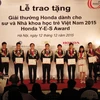 10 sinh viên xuất sắc được nhận giải thưởng Honda. (Ảnh: Văn Xuyên/Vietnam+)