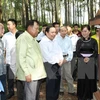 Một đoàn đại biểu Lào thăm di tích nơi ở và làm việc của Chủ tịch Kaysone Phomvihane tại thôn Làng Ngòi, xã Mỹ Bằng, huyện Yên Sơn vào năm 2012. (Ảnh: Dương Giang/TTXVN)