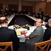 Đặc phái viên Liên hợp quốc tại Libya Martin Kobler (giữa) chủ trì cuộc thảo luận giữa các phe phái tại Libya. (Ảnh: AFP)