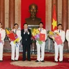 Chủ tịch nước Trương Tấn Sang trao quyết định bổ nhiệm chức danh kiểm sát viên Viện Kiểm sát nhân dân tối cao cho 5 cán bộ. (Ảnh: Nguyễn Khang/TTXVN) 
