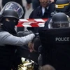 Cảnh sát Pháp đấu súng với những kẻ khủng bố trong cuộc đột kích hôm 18/11. (Nguồn: AP)