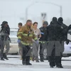 Sơ tán các con tin khỏi trung tâm kế hoạch hóa gia đình ở Colorado Springs sau vụ xả súng. (Anh: AFP/TTXVN)