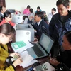 Các hộ gia đình làm thủ tục vay vốn tín dụng học sinh, sinh viên tại điểm giao dịch xã Yên Phong, Ninh Bình. (Ảnh: Văn Đạt/TTXVN)