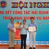 Đại diện Tổng cục Hải quan trao chứng nhận ưu tiên hải quan cho Công ty ChangShin Việt Nam. (Ảnh: Sỹ Tuyên/Vietnam+)