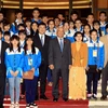 Phó Chủ tịch Quốc hội Uông Chu Lưu chụp ảnh chung với các học sinh tham gia vòng chung kết cuộc thi “Tự hào Việt Nam”. (Ảnh: Phạm Kiên/TTXVN) 