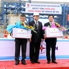  Phó Thủ tướng Hoàng Trung Hải tặng quà cho cán bộ công nhân viên nhà máy Nhiệt điện Mông Dương 1. (Ảnh: Nguyễn Hoàng/TTXVN) 