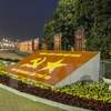 Biểu ngữ kết bằng hoa và băngrôn trước cổng của Trung tâm Hội nghị Quốc gia. (Ảnh: Hà My/TTXVN)