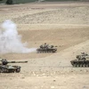 Xe tăng quân đội Thổ Nhĩ Kỳ triển khai trên vùng biên giới với Syria. (Ảnh: AFP/TTXVN)