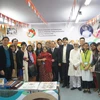 Đại sứ Tôn Sinh Thành và các quan khách tại quầy sách Việt Nam tại hội chợ sách quốc tế Kolkata. (Ảnh: Huy Bình/Vietnam+) 