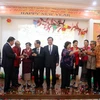 Đại sứ Hoàng Anh Tuấn và các vị khách nâng ly chúc mừng năm mới. (Ảnh: Đỗ Quyên/Vietnam+) 