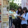 Độc giả tham quan và chọn mua sách tại Lễ hội Đường sách Bính Thân 2016. (Ảnh: Phương Vy/TTXVN) 