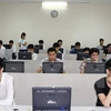 Thí sinh làm bài thi đánh giá năng lực lấy kết quả xét tuyển vào Trường Đại học Quốc gia Hà Nội. (Ảnh: Quý Trung/TTXVN)