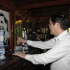 Chủ tịch nước Trương Tấn Sang thắp hương tưởng niệm cố Thủ tướng Võ Văn Kiệt tại di tích Trung ương Cục miền Nam. (Ảnh: Lê Đức Hoảnh/TTXVN) 