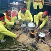 Nấu cơm thi - một nét đặc trưng tại lễ hội chùa Keo. (Ảnh: Thế Duyệt/TTXVN)