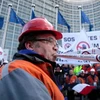 Công nhân làm việc trong ngành thép biểu tình trên đường phố tại thủ đô Brussels ngày 15/2 (Ảnh: AP)