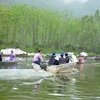 Lực lượng thanh tra giao thông tuần tra trên suối Yến vào chùa Hương. (Ảnh: Nguyễn Văn Cảnh/TTXVN)
