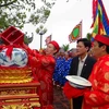 Các bậc cao niên phường Lộc Vượng (thành phố Nam Định) thực hiện nghi lễ rước nước tại lễ hội Đền Trần. (Ảnh: Thùy Dung/TTXVN)