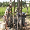 Các hộ nông dân khoan giếng tại ruộng lấy nước ngầm. (Ảnh: Trung Hiếu/TTXVN)