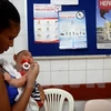 Một trẻ nhỏ bị mắc bệnh teo não do virus Zika. (Ảnh: THX/TTXVN)