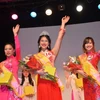 Nữ sinh Bùi Thị Hồng Duyên (giữa) đăng quang Hoa hậu cuộc thi Miss Xuân 2016. (Ảnh: Bích Hà/Vietnam+) 